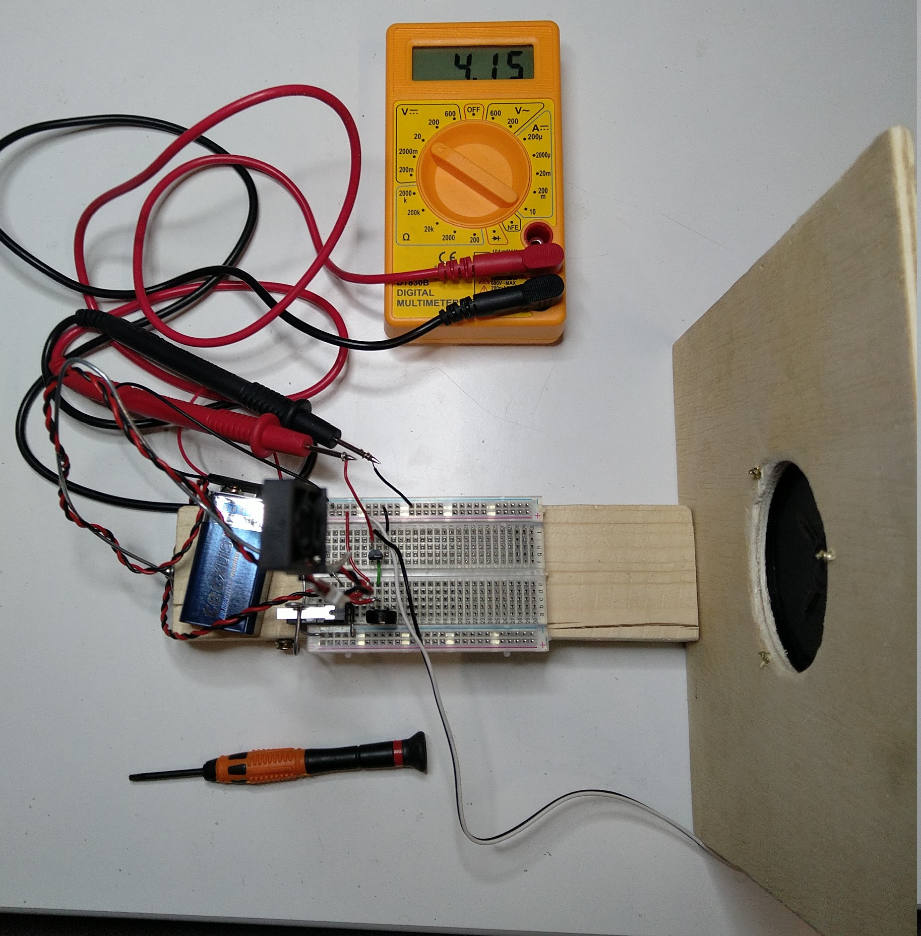 diy-acoustic-feedbacker/11-diyafb-singlefet-fet_and_speaker_connected_and_measured.jpg