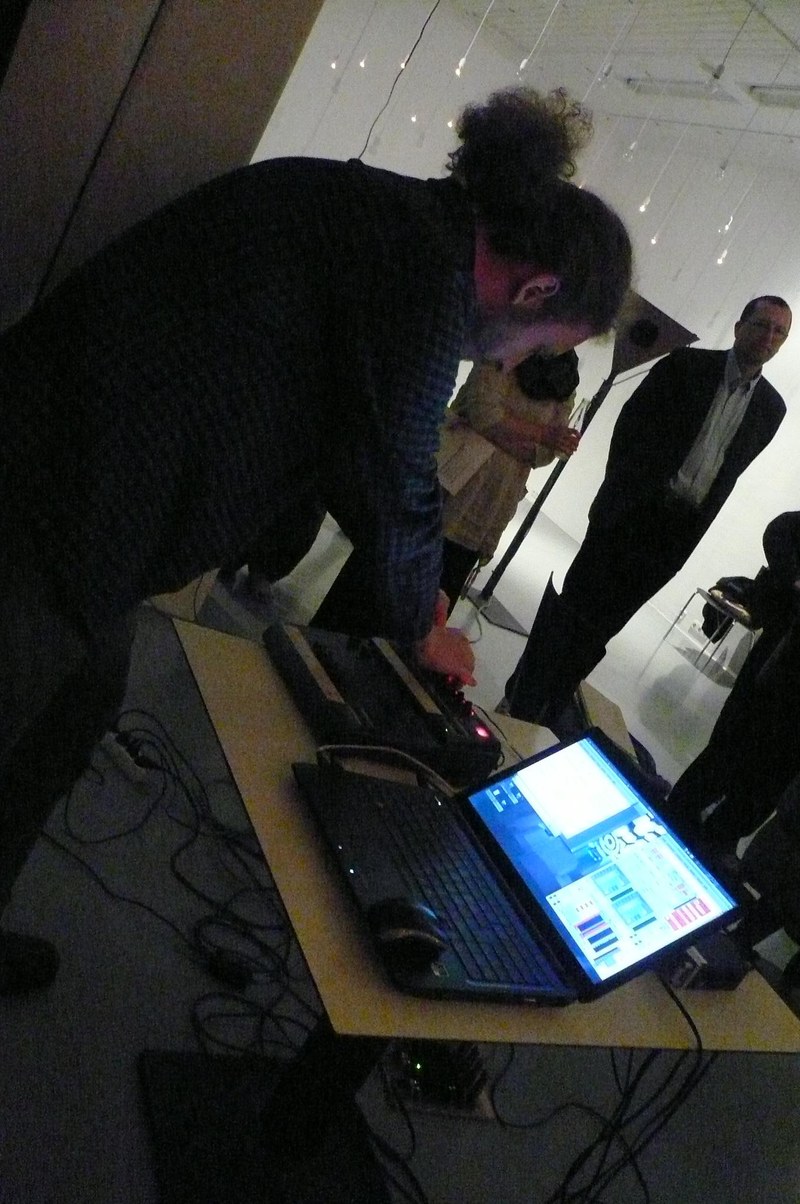 Live Spiel mit Controller und Laptops